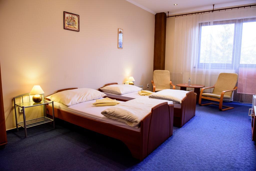 Hotel Slnecny Dvor Michalovce Cameră foto