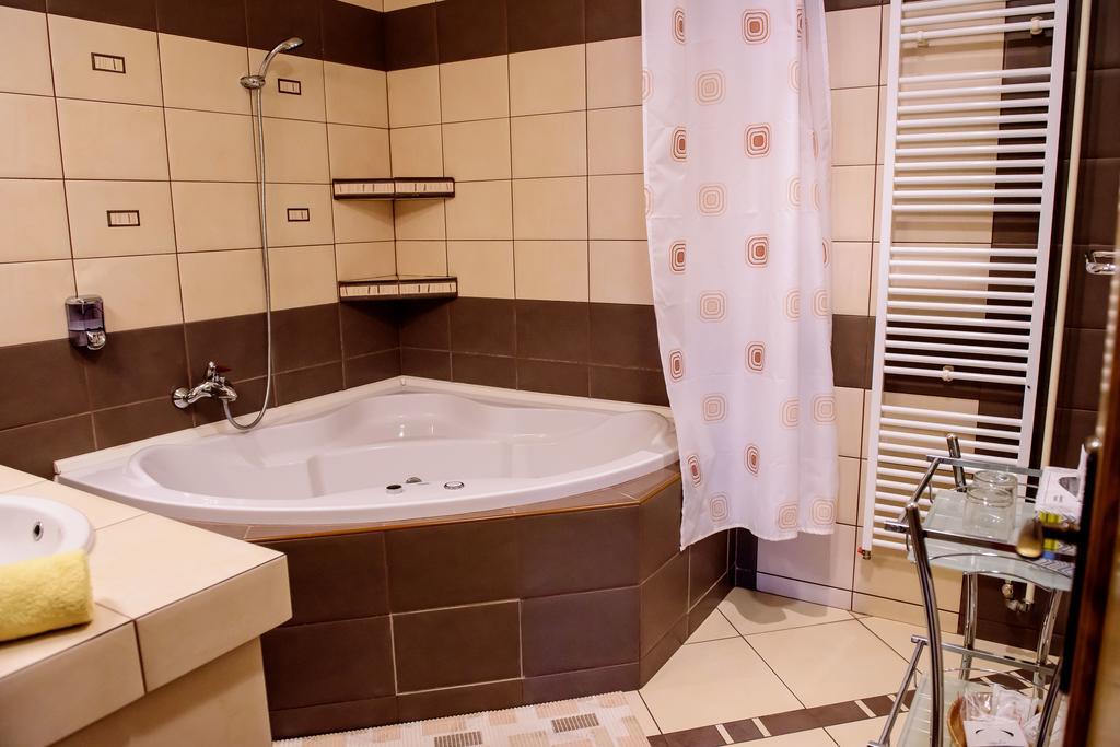 Hotel Slnecny Dvor Michalovce Cameră foto